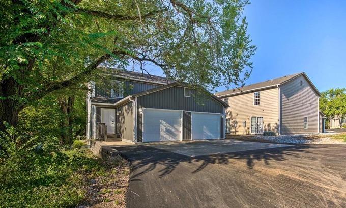 Kimberling City Casa | Townhome 1-Min Walk to Lake and Close to SDC!