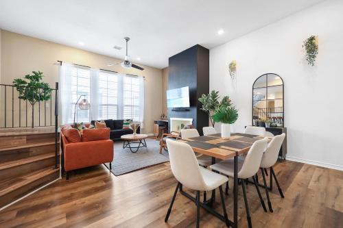 Shady Acres Casa | Townhome - Modern Boho - Heights - King bed