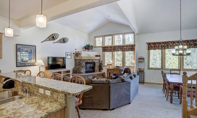 Peak 8 Casa | ⭐️ Townhome On Bus Route, NordicTrails HeatedGarage, Close to Slopes EV Charger