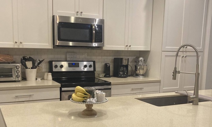 Oviedo Casa | Townhome - Oviedo on the Park! Close to UCF, restaurants, shopping and the 417!