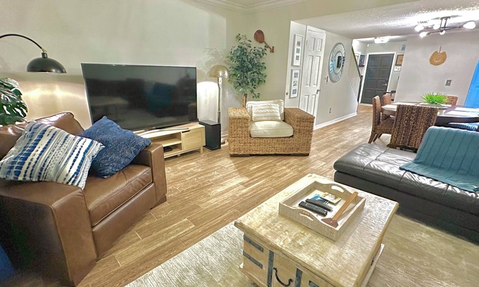 College Park Casa | Townhome Gem w/ Balcony-College Park, WP, Downtown, Lake Eola, Universal,Disney