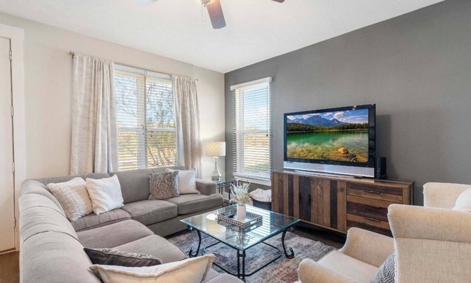 Wellborn Casa | Nuevo Townhome con un instinto contemporáneo! ¡Ruta corta y recta hacia A & M!