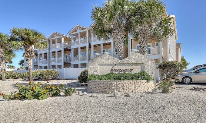 Corpus Christi Casa | Townhome with two balconies, central AC & on-site pool - walk to Gulf shoreline