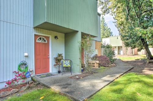 Lakewood Casa | Townhome with Yard 3 Mi to Camp Murray and JBLM
