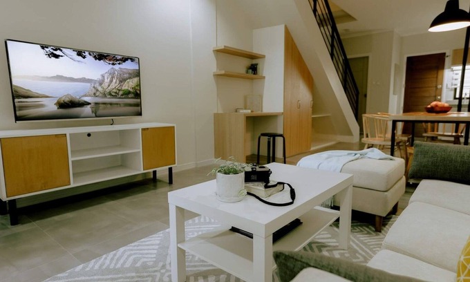 Balibago Casa | Townhouse / Apartment in Angeles city near Clark with AC, Wifi, and Netflix.