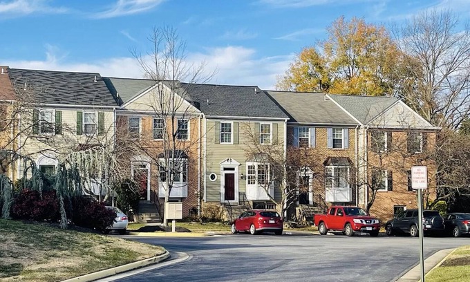 Lorton Casa | Townhouse in a beautiful setting near DC.Less than 5 mins to VRE train and hwy