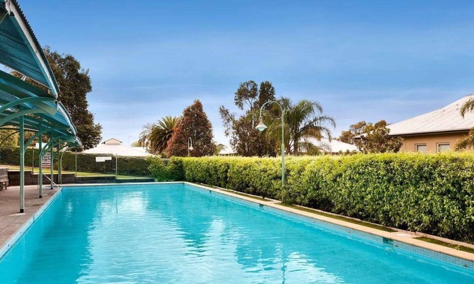 Kew Casa | Townhouse In An Exclusive Estate with Pool, Tennis Courts & Gym