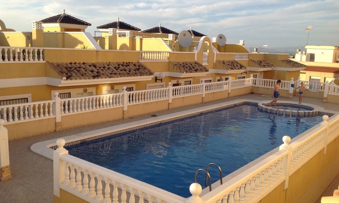 Benijofar Villa | Casa de pueblo en benijofar con piscina compartida muy grande GRATIS Wi-Fi y TV en inglés