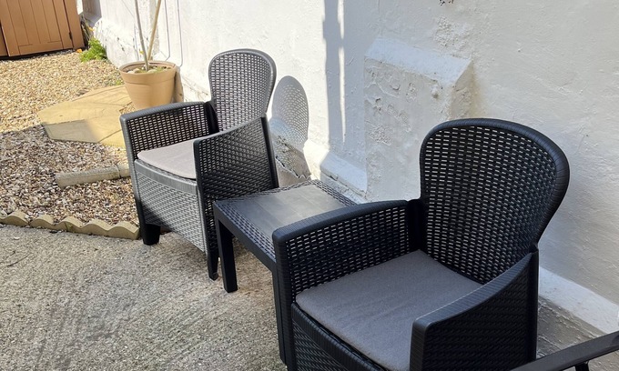 Rugby Casa | Townhouse in Rugby. Close to shops, pubs, restaurants, railway, motorway, parks.