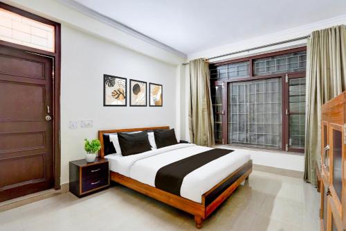 The Mall Road Hotel | Townhouse Mall Road Near Library Chowk