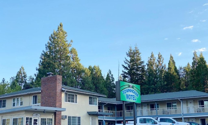 Weed Hotel | Townhouse Motel