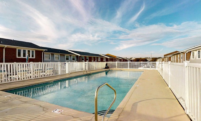 Pine Knoll Shores Condominio | Townhouse Style Condo with Great Ocean View and Shared Outdoor Pool