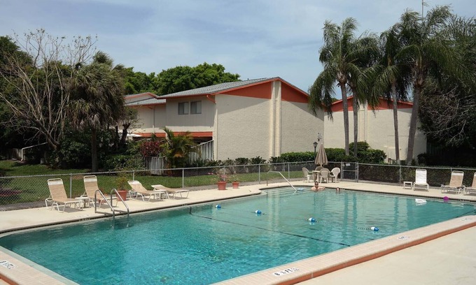 Greater Pinellas Point Casa | Adosado en primera línea de playa en residencia tranquila con palmeras y piscina