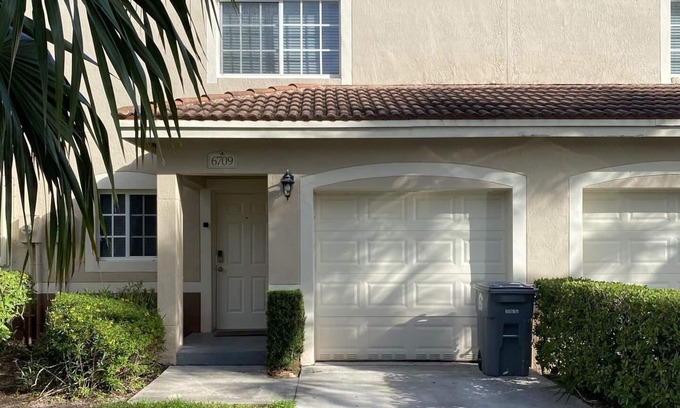 Jog Road Casa | Townhouse with Grill near Delray Beach