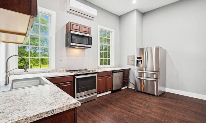 Glenwood Casa | TownHouse with kitchen,private Parking,2 min from Warfields Pond Park and Golf