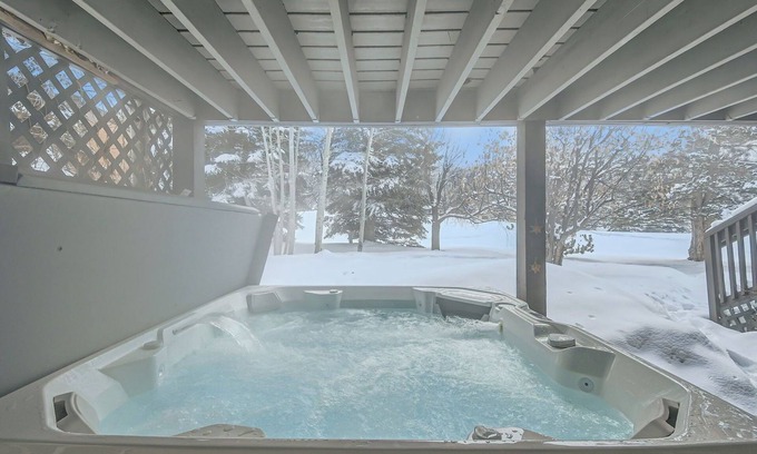 Eagle-Vail Casa | Townhouse with private hot tub in Eagle Vail