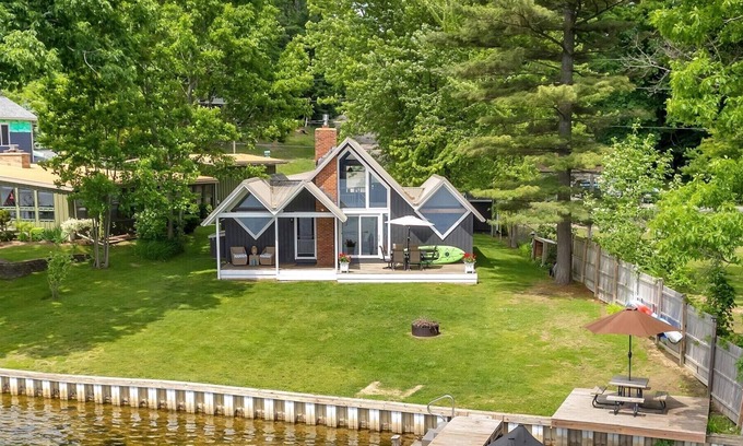 Lakeview Casa | Townline Lake | Lake Front | 3 bed | 1 Bath