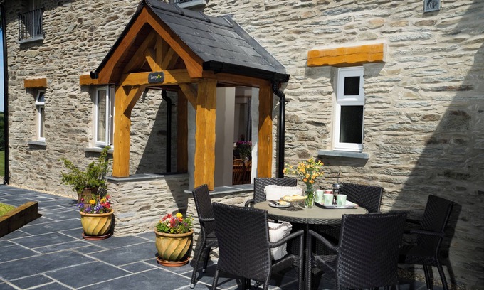 Newcastle Emlyn Cabaña | TOWY COTTAGE, pet friendly, luxury holiday cottage in Cenarth