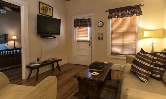 Bryson City Apartamento | Toy Box Suite at the Calhoun House Inn & Suites