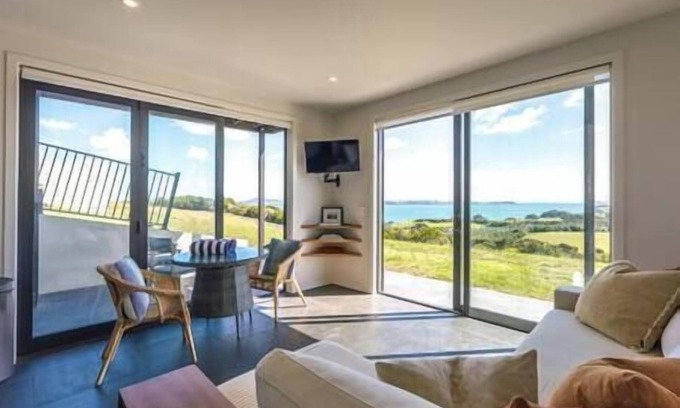 Surfdale Apartamento | Tradewinds Apartment has some of the best views on Waiheke Island.