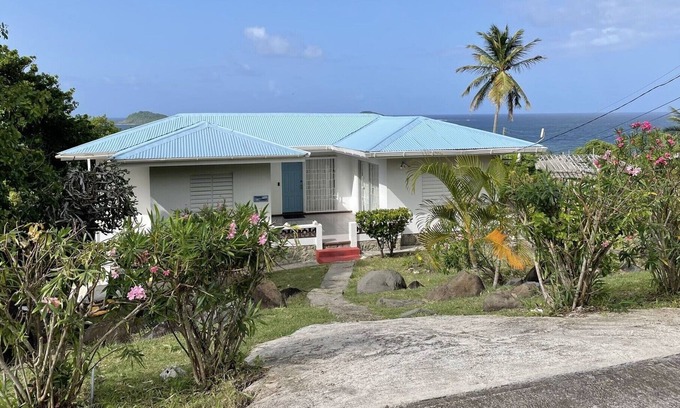 St. Patrick Casa | Tradewinds- casa tranquila con vista al mar