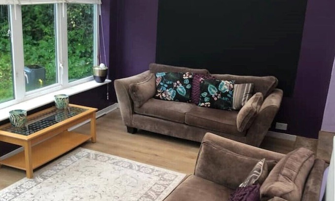 Drymen Casa | Traditional 3 bedroom home & parking in centre of village