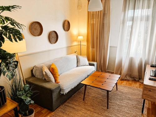 Old Town Apartamento | Traditional 3-Bedroom House in Old Town Xanthi - Meno Homes 3