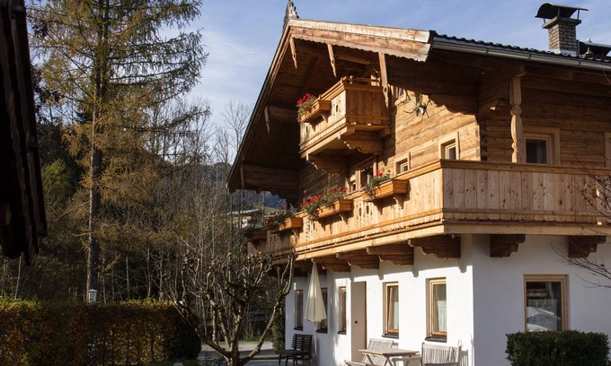 Going am Wilden Kaiser Chalet De Esquí | Traditional 300yr old Tyrolean Chalet with Wellness & Billiards: 250m to skilift