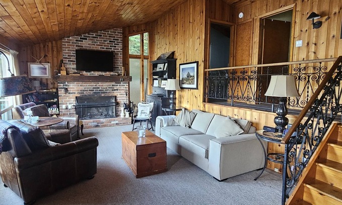Rosseau Cabaña | Traditional and Quaint Lake Front Cottage on Lake Rosseau.