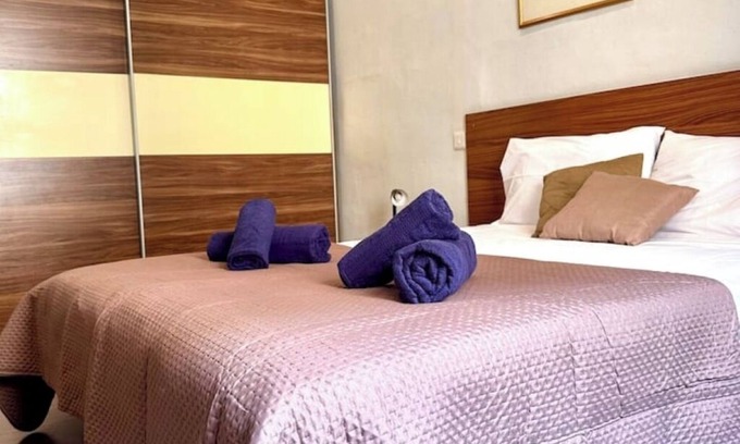 Il-Balluta Apartamento | Traditional Apartment St Julian 150m from the Sea, 3 beds 3 baths