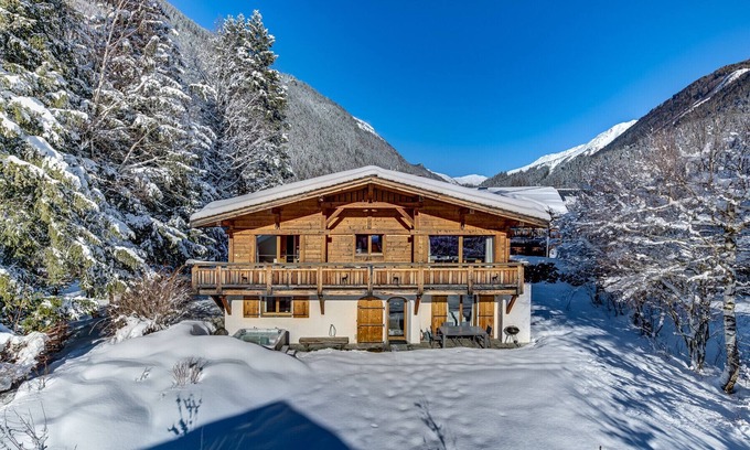 Les Tines Chalet De Esquí | Chalet Capricorne es un lujoso chalet contemporáneo con instalaciones de spa.