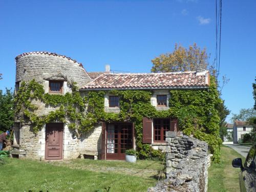 Balanzac Casa | Traditional Charentais cottage in countryside 25 minutes from Royan