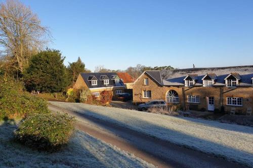East Coker Casa | Traditional coach house in rural private estate.