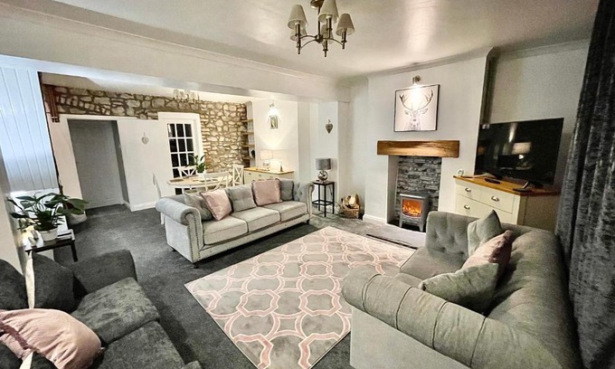 Llantarnam Casa | Traditional cosy PET FRIENDLY cottage by the canal with Cymru Holidays