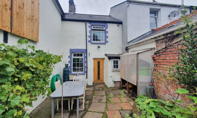 Llandaff North Cabaña | Traditional Cottage near Wales' Green Corridor