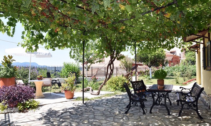 Antipernoi Cabaña | Traditional Cottage on the hillside of Antiperni
