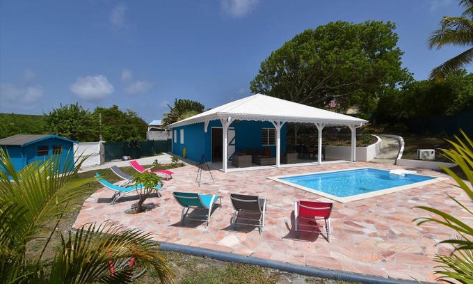 Sainte-Anne Villa | Villa-Créole-Tradicional-Vista a la Piscina-Baño para personas con movilidad ...