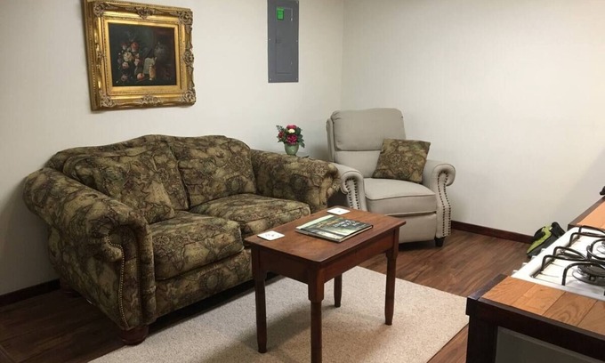 Forest Hills Apartamento | Traditional decor, Near DT, Oakland, Monroeville, convenient to US OPEN