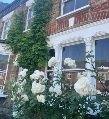 Plumstead Casa | Traditional English 4 bedroom home in Greenwich