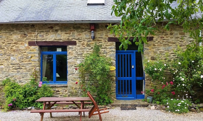 Saint-Mayeux Cabaña | Traditional Farmhouse Gite at the heart of Brittany (Sleeps 6 in 3 Bedrooms)
