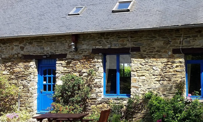Saint-Mayeux Cabaña | Traditional Farmhouse Gite at the heart of Brittany (Sleeps 1-5 in 2 Bedrooms)