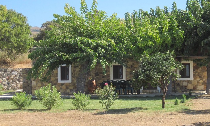 Kos Cabaña | Traditional Greek Stone Cottage set in quiet countryside.