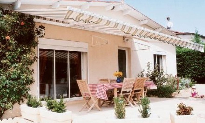 Concots Casa | Casa con un hermoso ambiente rural y piscina privada, amplios jardines y patio con terraza.