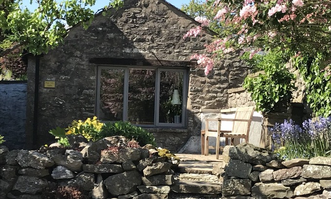 Crooklands Cabaña | Traditional Lakeland Hideaway Cottage for two, close to the Lakes and Dales