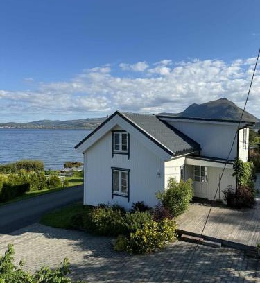 Gravdal Casa | Traditional Nordlandshus in Lofoten - Sea and Mountain View