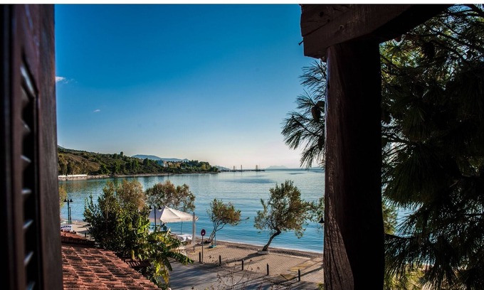 Paleros Villa | Tradicional, villa frente al mar, a pocos pasos de la playa.