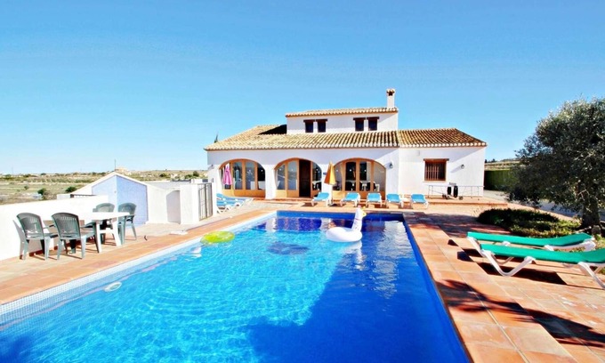 Fustera Villa | Traditional Spanish 5 bed villa with A/C and pool