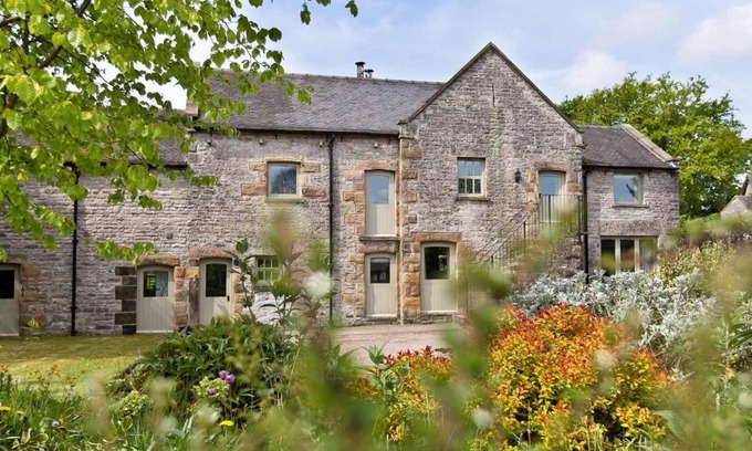 Newton Grange Casa | Traditional stone barn in the pretty village of Wetton, close the Manifold Valley.