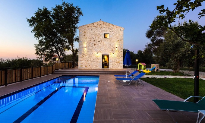 Prines Villa | Villa tradicional de piedra con piscina privada, vistas espectaculares, privacidad.