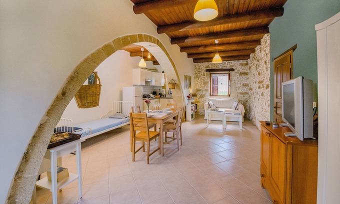 Latziana Otro | Traditional Stone House close to Beach and Chania city